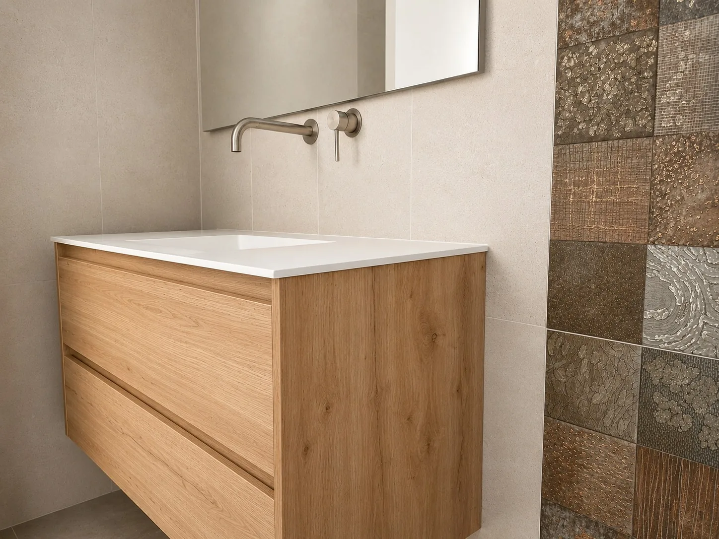 Baño con mueble suspendido de roble y gres cerámico en tonos cobre